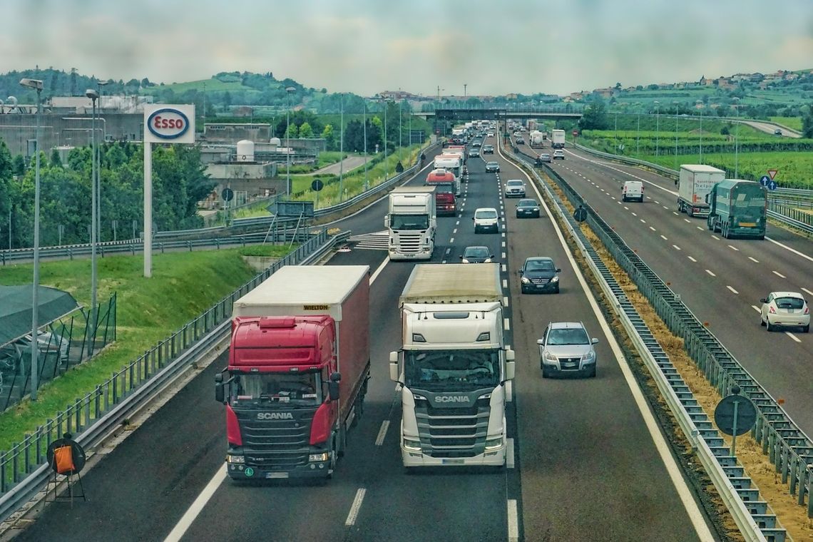 Pijana kobieta w szlafroku weszła na jezdnię pełną samochodów