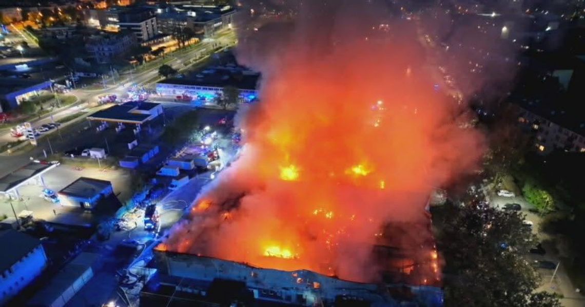 Płonie hala na Rembielińskiego. Służby apelują o ostrożność