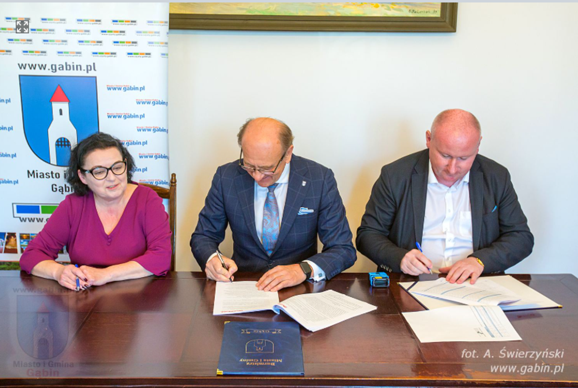 Podpisanie umowy z wykonawcą na przebudowę dróg gminnych w Górkach w ul.: Łączna, Górna, Urocza oraz Widokowa