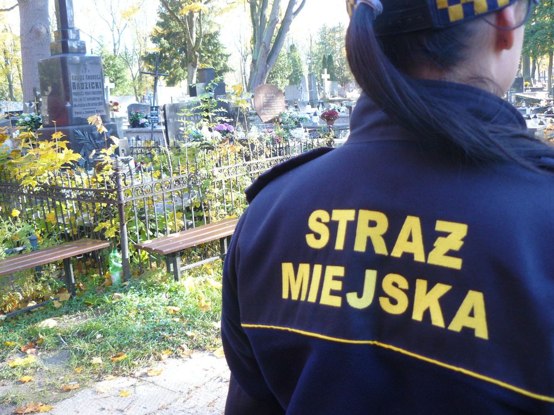 Rejonowi Straży Miejskiej rozpoczęli  kontrolę płockich  cmentarzy
