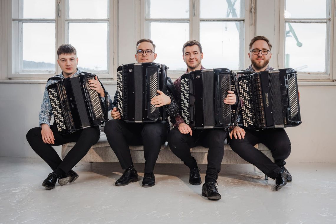 Skrzypek na dachu na płockiej Starówce