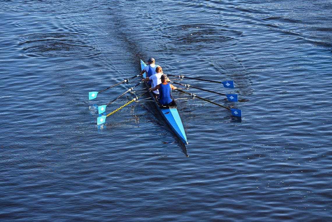 Sportowe emocje na Wiśle – wioślarze rywalizowali mimo trudnych warunków