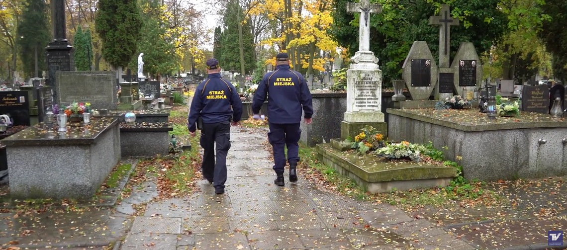 Sprzątanie grobów może kosztować więcej, niż się wydaje – wzmożone patrole Straży Miejskiej