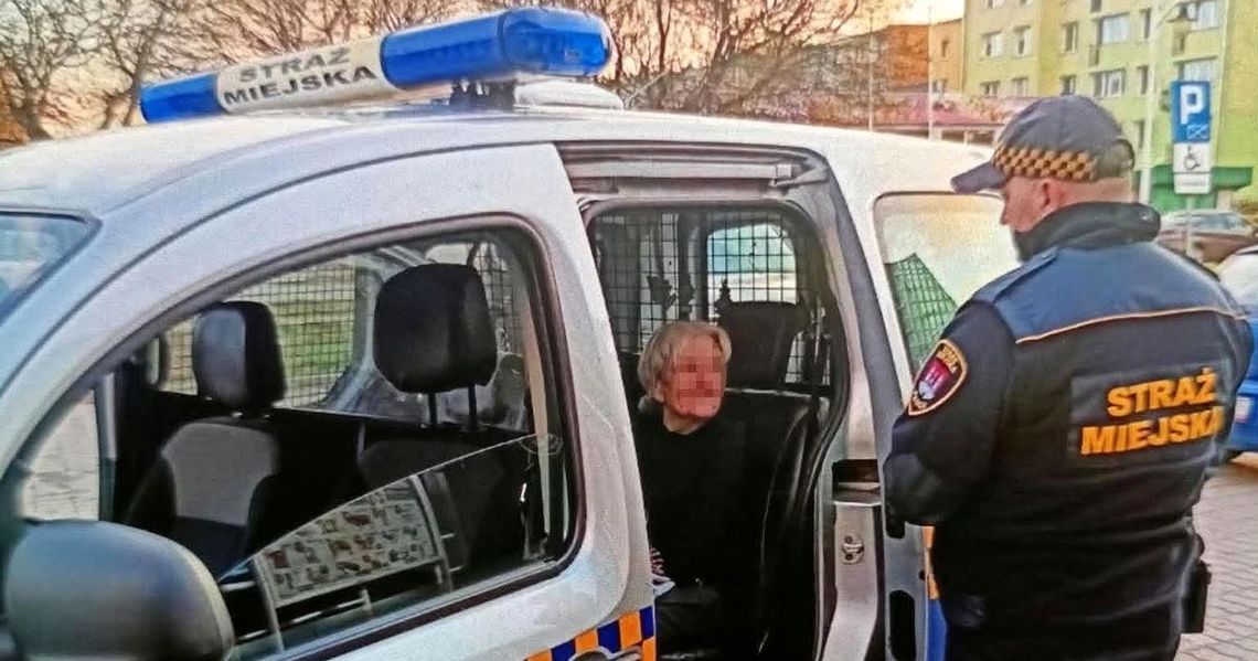 Strażnicy pomogli seniorce