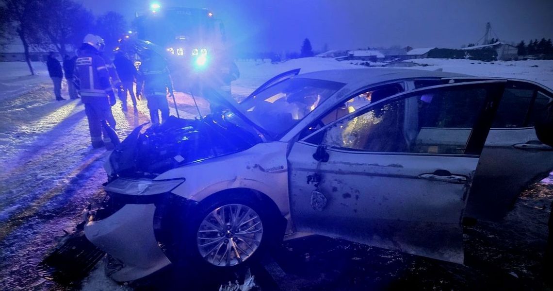 Toyota uderzyła w drzewo. Kierowca był pod wpływem