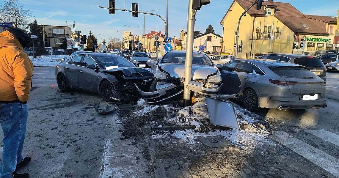 Trzy auta i jeden słup