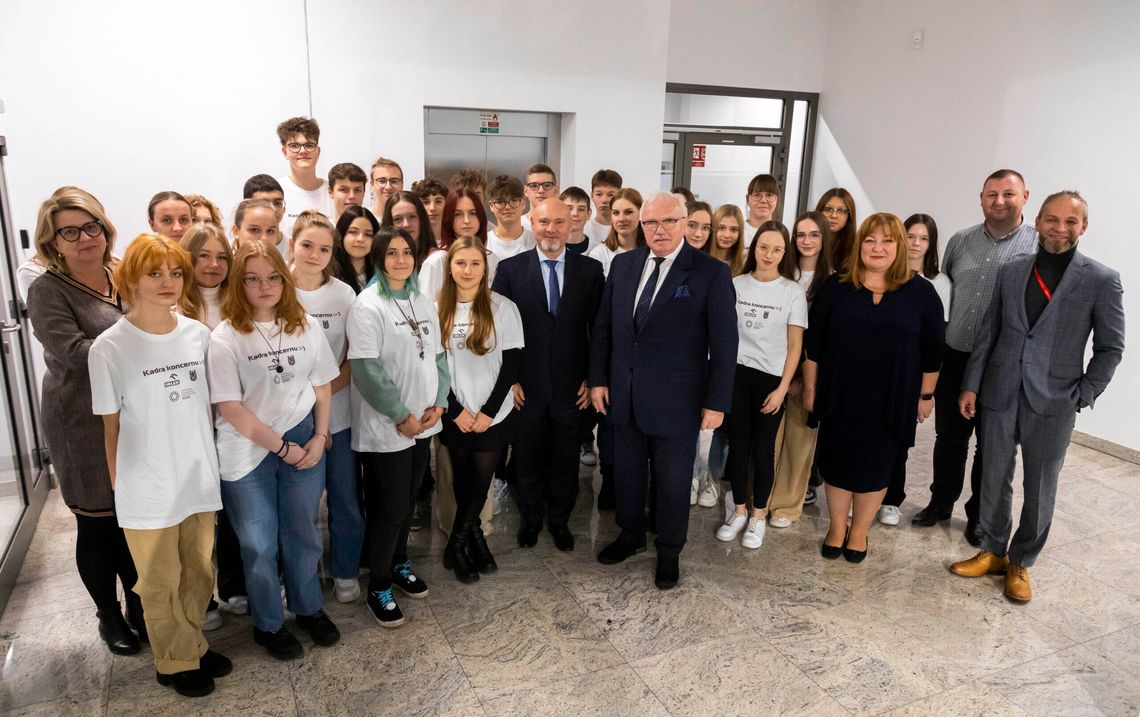 Uczniowie innowacyjnej klasy chemicznej z Małachowianki zwiedzili Centrum Badawczo-Rozwojowe ORLENU w Płocku