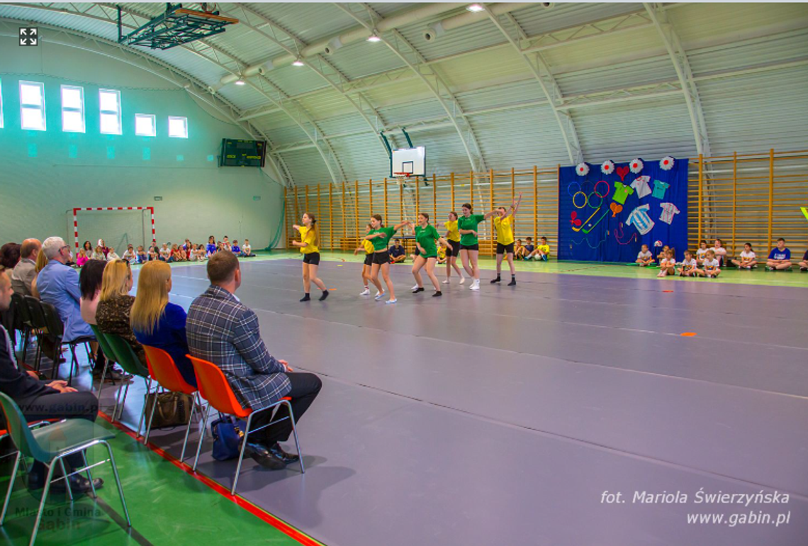 Uroczyste oddanie do użytku hali sportowej w Dobrzykowie Uroczyste oddanie do użytku hali sportowej w Dobrzykowie