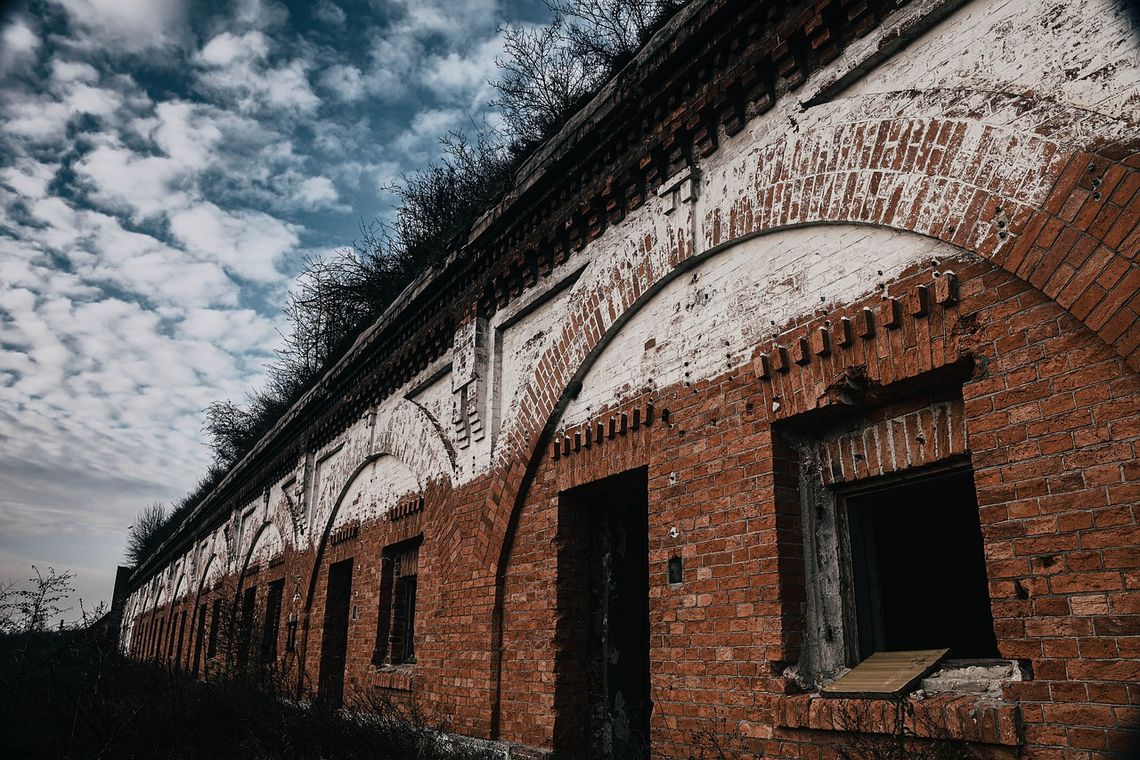 Włamali się do pustostanu. Mieli przy sobie narkotyki.