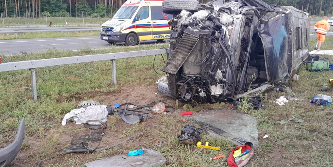 Zderzenie busa z ciężarówką i wypadek karetki z poszkodowanymi