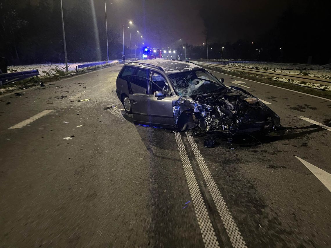 Zderzenie czołowe aut na ul. Bartoszewskiego w Płocku