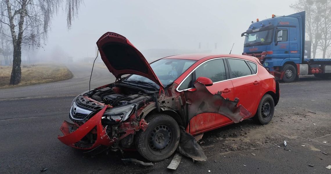 Zderzenie trzech aut. Dwie osoby w szpitalu