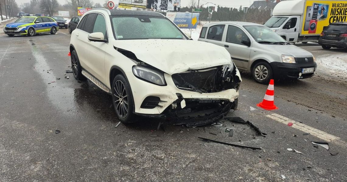 Zderzenie w Imielnicy. Dwie osoby w szpitalu Zderzenie w Imielnicy. Dwie osoby w szpitalu